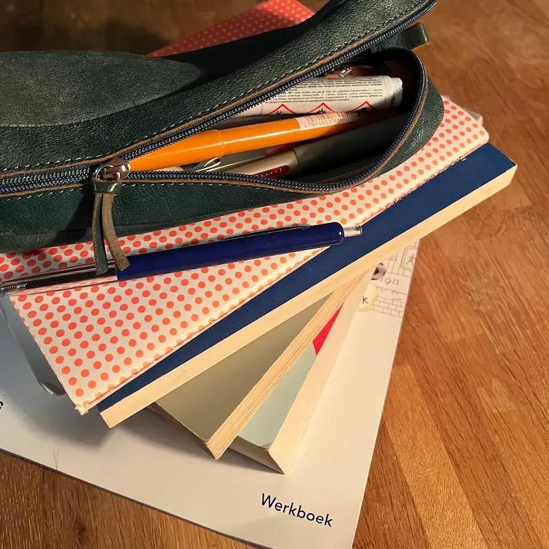 Schoolboeken en etui - Vakvereniging Redactief