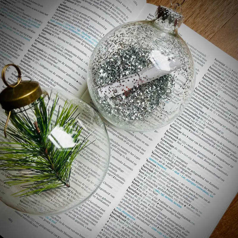 IMG_1907 kerstballen op een opengeslagen Groene Boekje_Vakvereniging Redactief